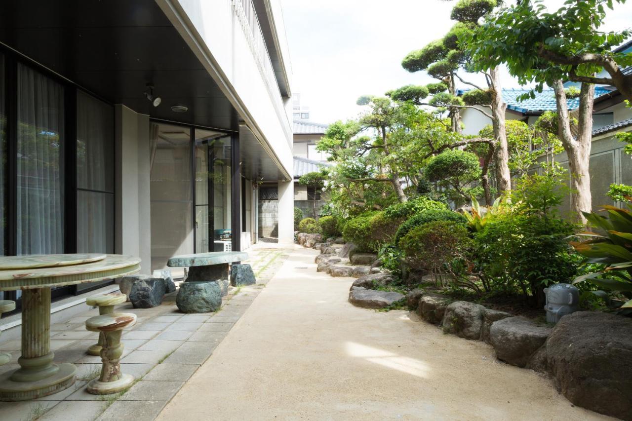 Guest House Hakozaki Garden Фукуока Екстериор снимка